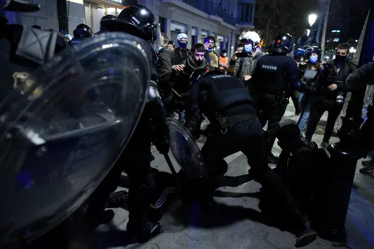 Policías detienen a un manifestante durante una protesta por el encarcelamiento del rapero Pablo Hasél, este sábado en Barcelona.
