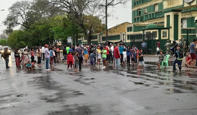 Un grupo de indígenas realiza un cierre en la Avda. Artigas, frente al Instituto Paraguayo Del Indigena (INDI).