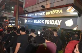 Una gran cantidad de personas acudió al primer día del Black Friday de Nissei en Ciudad del Este.