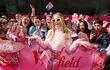 Margot Robbie, totalmente lookeada como Barbie, junto a sus fans en Sidney, Australia.