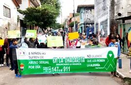 50 niños, niñas y adolescentes de La Chacarita marcharon en contra del abuso sexual.