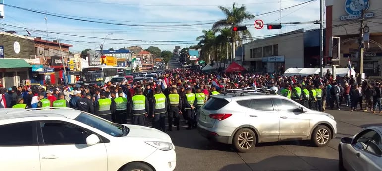 Manifestantes marcharon por Eusebio Ayala contra el supuesto fraude electoral.