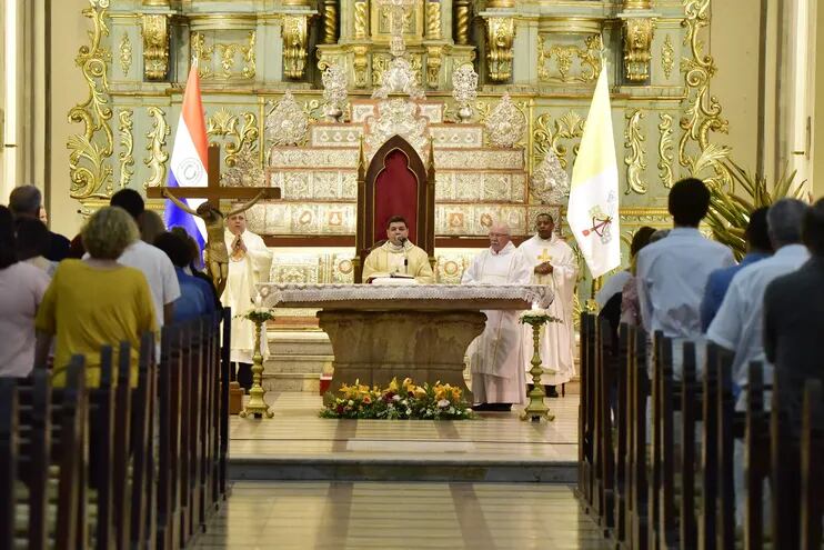 La misa de Navidad en la Catedral Metropolitana de Asunción fue presidida por el padre Reinaldo Roa.