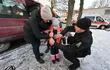 Voluntarios le prueban un chaleco antibalas a una niña en Kharkiv, Ucrania.