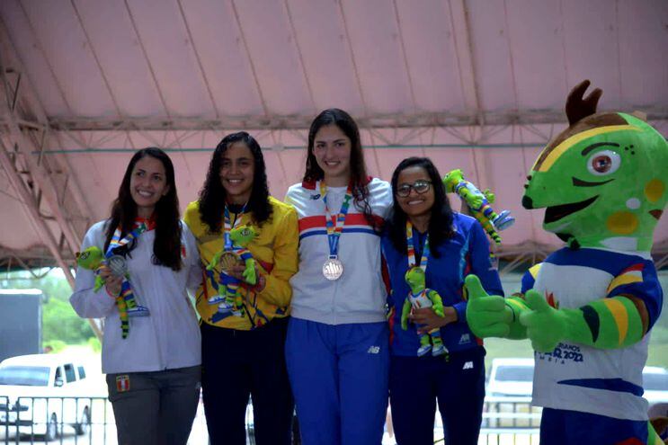 La esgrimista Montserrat Viveros  subió al podio ayer tras conseguir la medalla de bronce. COP
