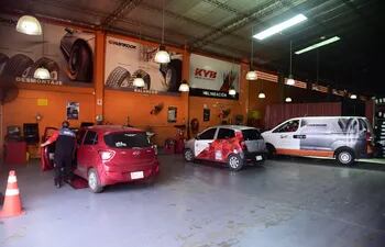 Plus Service ubicado en Mariano Roque Alonso, donde el cliente puede realizar mantenimiento, cambio de cubiertas y baterías.