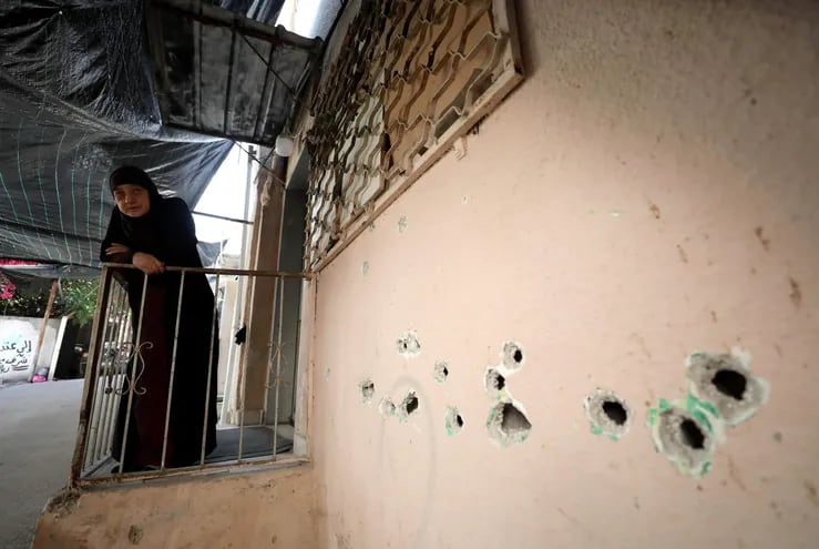 Una mujer observa impactos de bala en un muro en el campo de refugiados de Nur Shams, atacado por fuerzas israelíes el pasado 18 de abril.