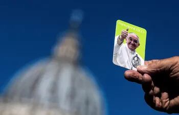 Una persona sostiene una foto del Papa en la Plaza de San Pedro.