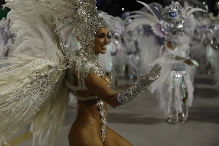 Integrantes de la escuela de samba Imperatriz Leopoldinense desfilan durante el carnaval de Río de Janeiro, hoy, en Río de Janeiro (Brasil).