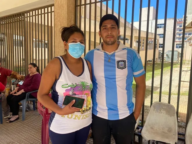 Shirley Benitez y Ezequiel Liseras, padres de una nena de apenas 9 días de nacida con chikunguña.
