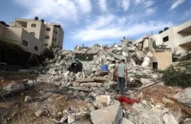 Un hombre camina sobre los escombros de la casa del palestino Bajis Nakhleh, arrasada y destruida por el ejército israelí en el campo de refugiados de Jalazone, al norte de la ciudad de Ramala, Cisjordania, ocupada por Israel, 28 de octubre de 2023. Israel dijo que la casa fue destruida por haber sido construida sin permiso de construcción (Foto: AFP - Jaafar Ashtiyeh)