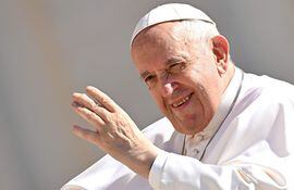 El papa Francisco a su llegada este miércoles para la Audiencia semanal, en la plaza de San Pedro, Ciudad del Vaticano. (EFE)