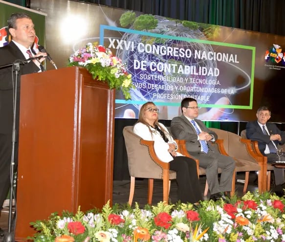 César Martínez, titular del Colegio de Contadores del Paraguay, en la apertura del Congreso.