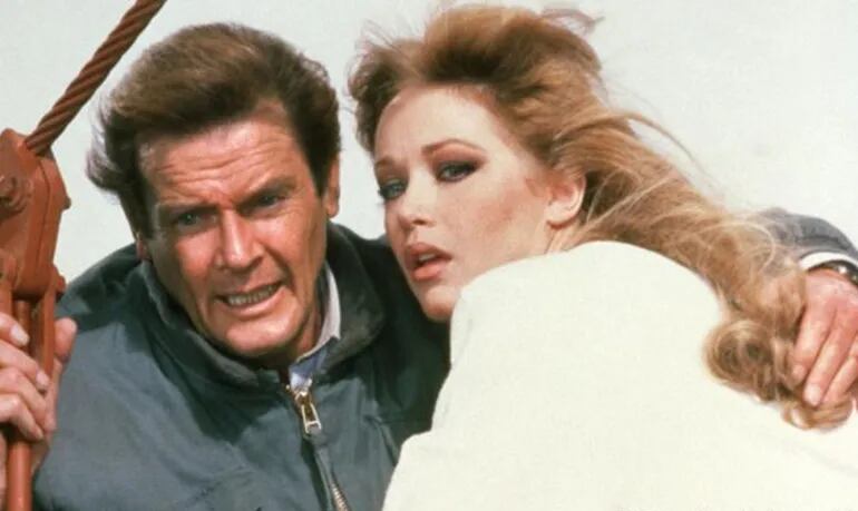 Tanya Roberts junto a Roger Moore en una escena de la película “Panorama para matar”, de la serie del agente James Bond 007.