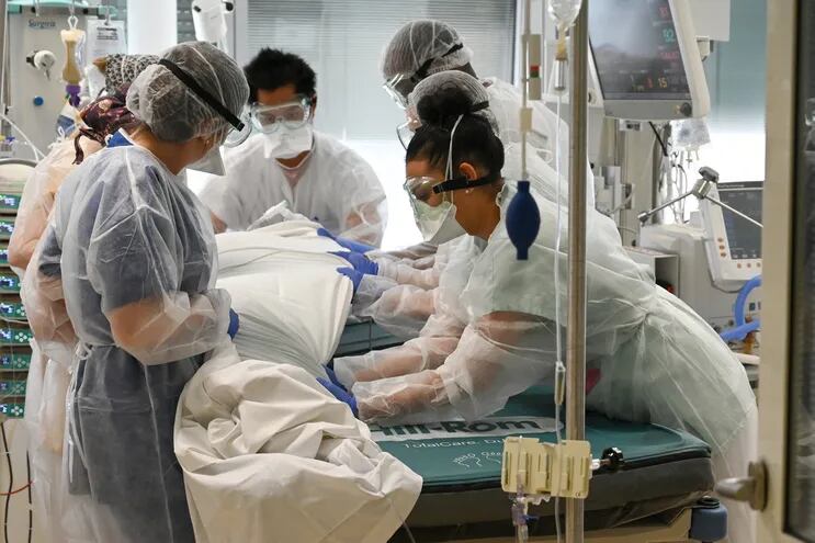 Trabajadores médicos atienden a un paciente con covid-19 en terapia intensiva en el hospital intercomunal Andre-Gregoire, en las afyeras de París, Francia.
