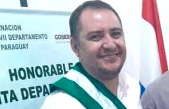 Ricardo Duarte Filho, nuevo gobernador del Alto Paraguay, proviene del sector cartista, se encaro de cesar en sus puestos de trabajo a mas de 30 funcionarios de la instituciòn, la mayoria de ellas leales al ex gobernador Adorno.