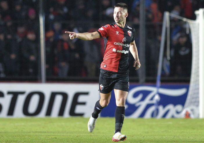 Federico Lértora de Colón celebra un gol hoy, en un partido de la Copa Libertadores entre Colón y Olimpia en el estadio Cementerio de los Elefantes en Santa Fe (Argentina).