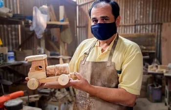 Abelardo (44) es el hombre privado de libertad que da vida a los juguetes didácticos de madera que salen desde el taller de la Unidad Penitenciaria Industrial Esperanza (UPIE).