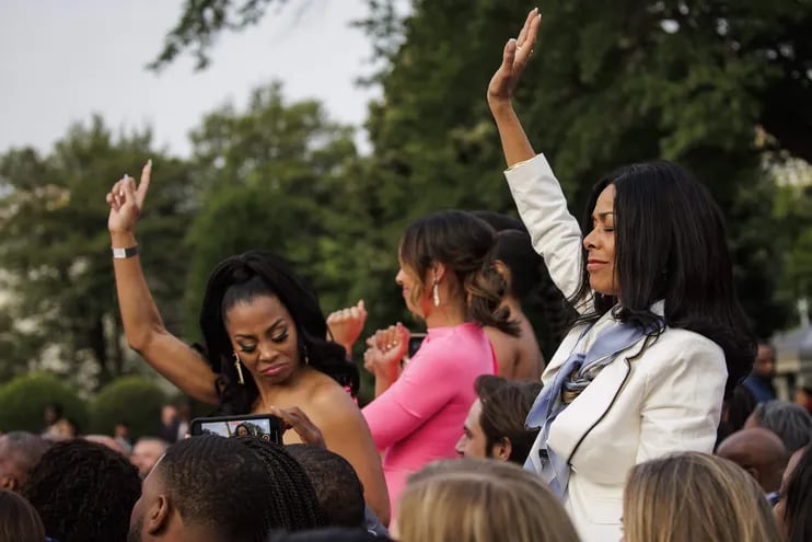 Asistentes a un concierto en los jardines de la Casa Blanca, en Washington para celebrar el Juneteenth disfrutan de la música.