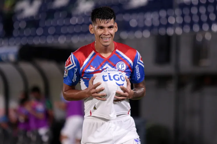Robert Morales, delantero de Cerro Porteño, festeja el tanto contra Guaraní por la decimocuarta fecha del torneo Apertura 2023 del fútbol paraguayo en el estadio Defensores del Chaco.