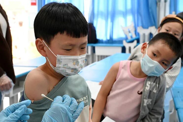 Un niño recibe una dosis de la vacuna contra el Covid-19 en una escuela en Handan, en China.