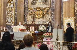 En una muy emotiva celebración en la Basílica La Mercé de Barcelona, la colectividad paraguaya conmemoró a la patria y a la madre.