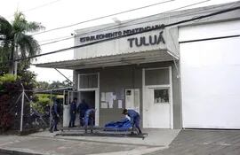 Funcionarios del Instituto Nacional Penitenciario y Carcelario (INPEC) permanecen en una de las entradas de la cárcel de Tuluá, hoy, en Tuluá, departamento de Valle del Cauca (Colombia).  (EFE)