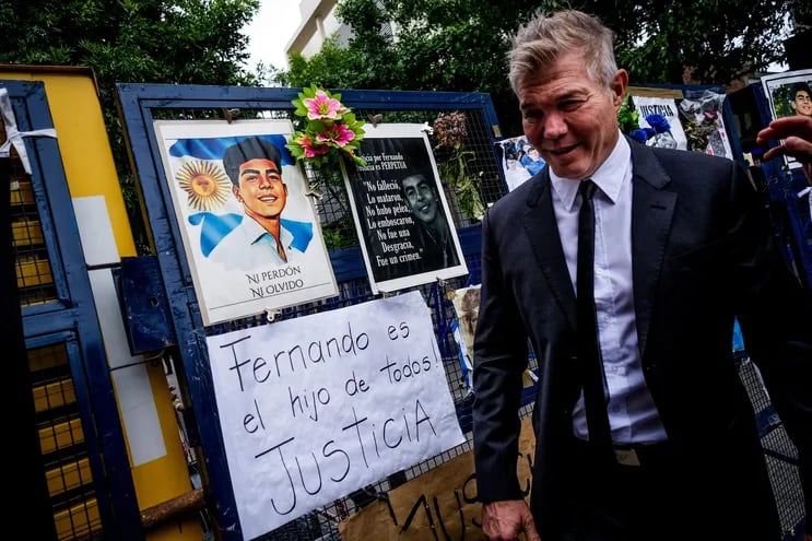 In this handout picture released by Telam, Argentine lawyer Fernando Burlando, defense attorney of relatives of young murdered Fernando Baez Sosa, arrives at the Oral Court No. 1 in Dolores, Buenos Aires province, Argentina, on January 25, 2023. - Eight young rugby players are accused of beating and kicking to death an 18-year-old law student Fernando Baez Sosa, at the door of a disco in the popular Argentine resort of Villa Gesell in 2020. Baez Sosa was the son of a bricklayer and a caregiver for the elderly, both Paraguayan immigrants. (Photo by Diego Izquierdo / TELAM / AFP) / Argentina OUT / RESTRICTED TO EDITORIAL USE - MANDATORY CREDIT "AFP PHOTO / TELAM / DIEGO IZQUIERDO" - NO MARKETING - NO ADVERTISING CAMPAIGNS