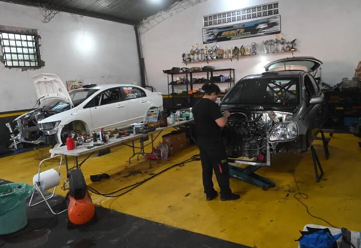 El trabajo en los talleres es incesante, cuando restan 12 días para lo que será la verificación técnica de las máquinas y posterior clasificación en el autódromo “Rubén Dumot”.