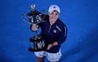 Ashleigh Barty, con el trofeo del Abierto de Australia, el primer Grand Slam de cada temporada del tenis.