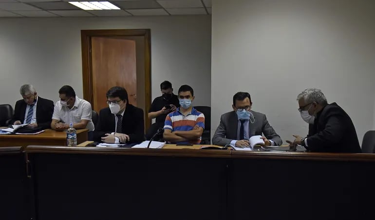 El abogado Jorge Darío Cristaldo (primero de la derecha), el suboficial Jorge Mendoza (de remera a rayas) y el Crio. Hugo Ayala (de camisa blanca) escuchan el fallo del Tribunal de Sentencia.