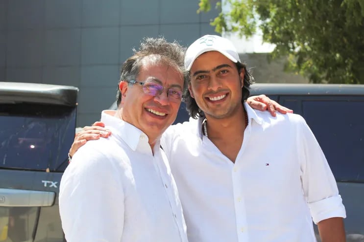 El presidente de Colombia (i) Gustavo Petro y su hijo, Nicolás Petro (d).