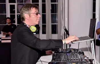 Andy Rourke oficiando de DJ en una fiesta en 2014. El músico, que fue bajista de la banda británica The Smiths falleció a los 59 años.