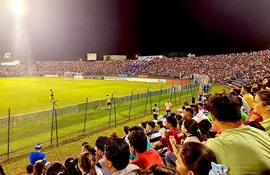 Los aficionados del 2 de Mayo de Pedro Juan Caballero en el estadio Río Parapití.