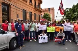 Funcionarios de Copaco se movilizaron frente al Ministerio de Economía.