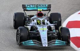 El Mercedes de Lewis Hamilton en el primer ensayo del Gran Premio de Singapur de la Fórmula 1.