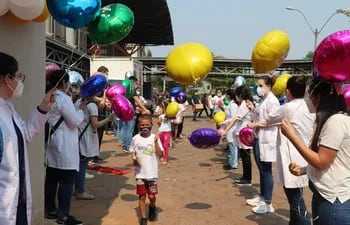 Pacientes sanados de cáncer vuelven a soñar y celebran la vida en la tradicional festejo en el Hospital de Clínicas