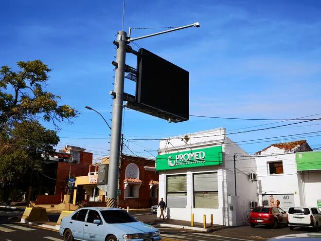 La cámara fue instalada en el 2018 sobre la avenida Mariscal López casi Perú. A sus imágenes pueden acceder tanto la Policía por el 911, como la Policía Municipal de Tránsito de Asunción.