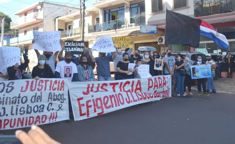 Familiares y demás allegados del abogado Efigenio Lisboa marcharon ayer en Presidente Franco.