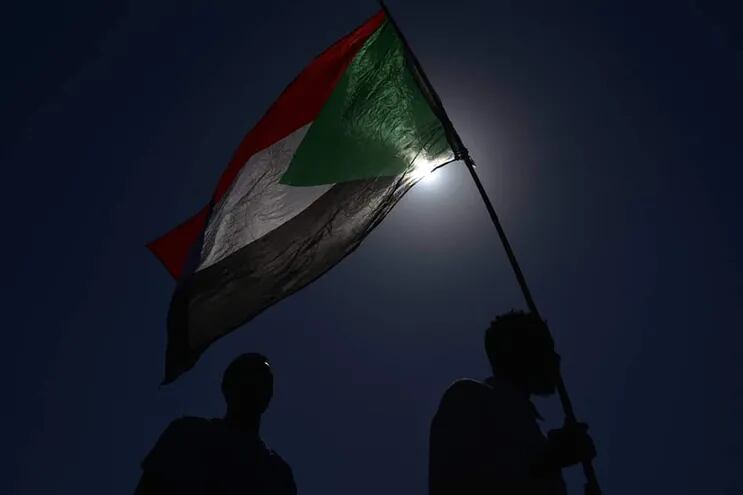 Un manifestante con una bandera de Sudán durante una protesta contra el golpe de Estado, el pasado sábado en Jartum.