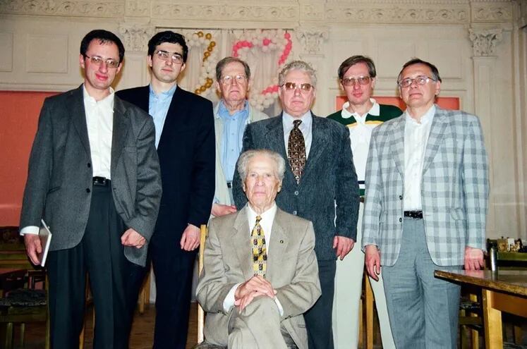 Gelfand, Kramnik, Averbakh, Vasiukov, Makarychev y Razuvaev en el 90º cumpleaños de Lilienthal (Foto centralchessclub.ru).