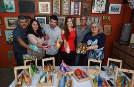 Los artistas que formaron parte de la exposición "Pies descalzos" exhiben sus trabajos.