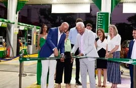 Directivos de Petrobras inauguraron la nueva estación  de Denis Roa.