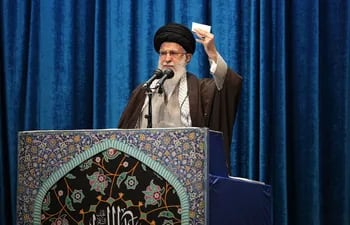 El líder supremo Alí Jamenei durante una ceremonia religiosa este viernes en Teherán, Irán.