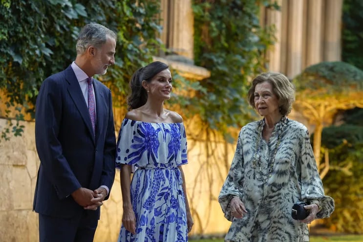 Los reyes Felipe y Letizia (c), acompañados por la reina Sofía, ofrecen la tradicional recepción a los representantes de la sociedad civil de Baleares, que por segundo año consecutivo se celebra en los jardines del Palacio de Marivent, hoy jueves en Palma. E