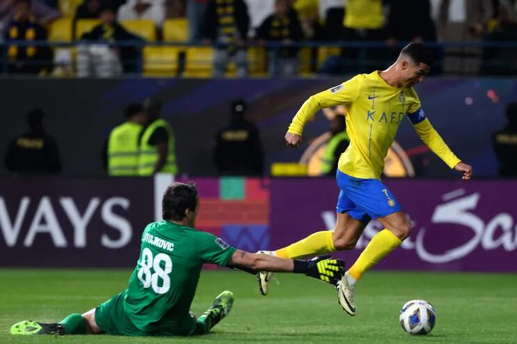 Cristiano Ronaldo elude la salida del arquero serbio Vladimir Stojkovic para anotar su gol, el segundo para el Al Nassr.