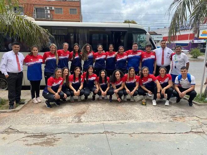 Delegación paraguaya, que viajó  ayer, rumbo a Buenos Aires. Las Guerreras disputarán el Sur y Centro clasificatorio al mundial 2023.