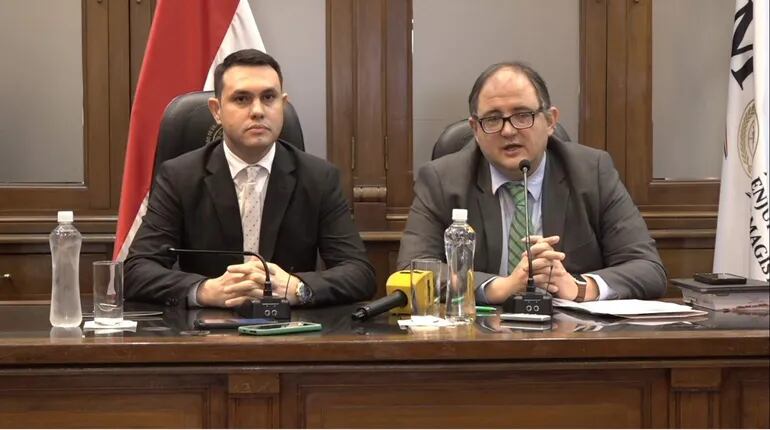 Hernán David Rivas, senador cartista y miembro del JEM, junto a su abogado Ricardo Preda.
