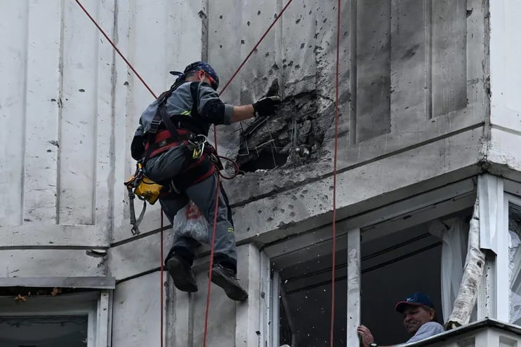 Un especialista inspecciona el daño causado por un presunto ataque de dron a un edificio en Moscú, este martes.
