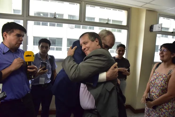 Mario Ferreiro  y otros fueron  absuelto por la justicia en el caso denominado "caja paralela". En la imagen Guillermo Ferreiro en un efusivo abrazo con su tío Mario en Tribunales.